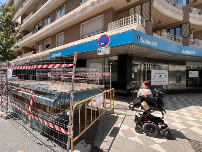 El PSOE critica la autorización de contenedores de obras en plazas de aparcamiento para personas con discapacidad en Granada.