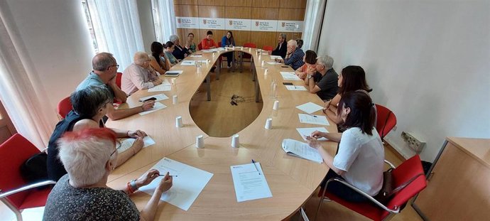 La directora general de Asuntos Sociales reúne a la Xarxa d'aliments para informarles del programa de asistencia básica