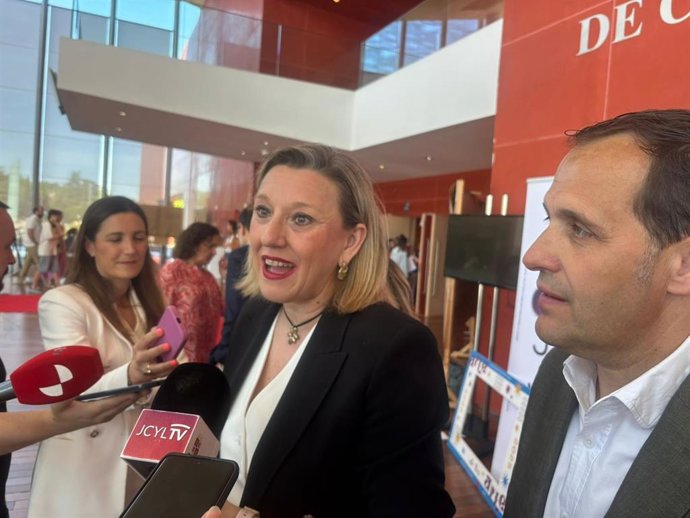 La vicepresidenta de la Junta de Castilla y León y consejera de Familia e Igualdad de Oportunidades, Isabel Blanco, atiende a los medios antes de presidir la gala de entrega de premios del programa 'Arte Joven: Jóvenes Artistas de Castilla y León 2025'