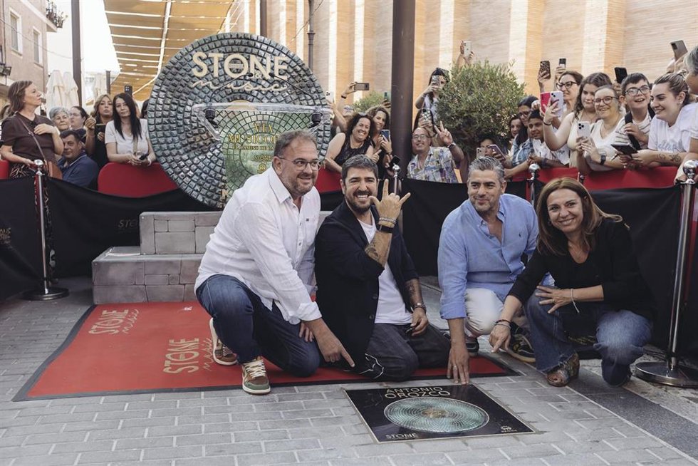Antonio Orozco descubre su vinilo en la 'Via Musicorum' de Mérida