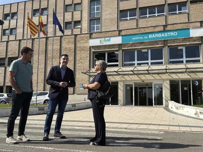 El diputado socialista Iván Carpi en la entrada del Hospital de Barbastro.