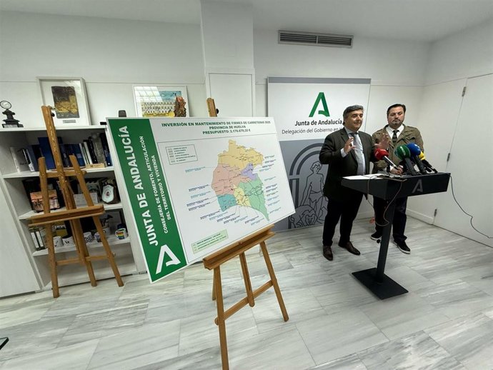 Archivo - El delegado de la Junta en Huelva, José Manuel Correa, acompañado por el delegado de Fomento, Articulación del Territorio y Vivienda, Jaime Pérez.