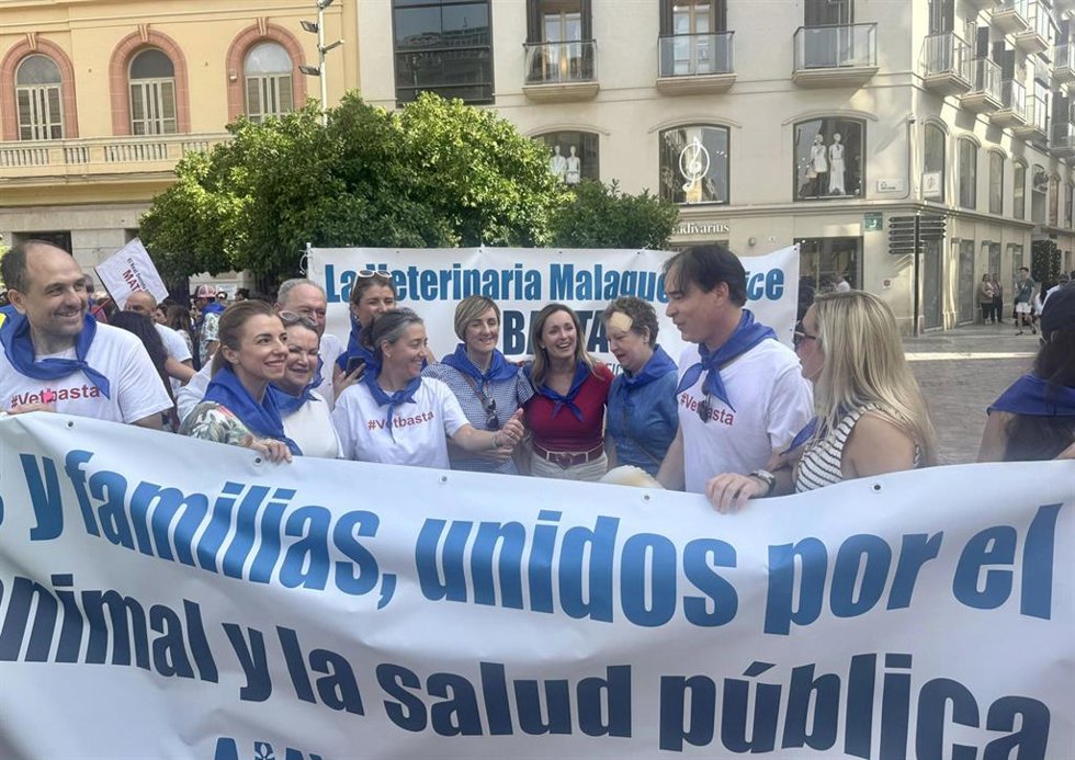 La vicesecretaria de Sociedad del Bienestar, Inclusión Social, Igualdad y Familias del PP de Málaga y senadora, Lucía Yeves, en la movilización convocada por el Colegio de Veterinarios de Málaga