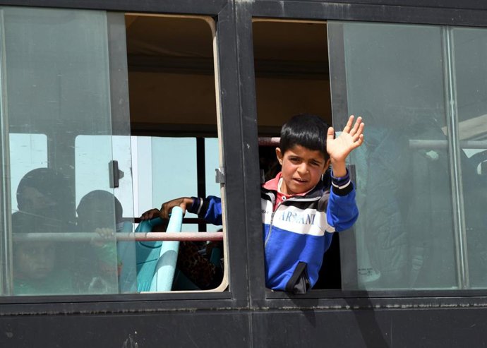 Archivo - Un niño desplazado sirio abandona el campo de Rukban en 2019 