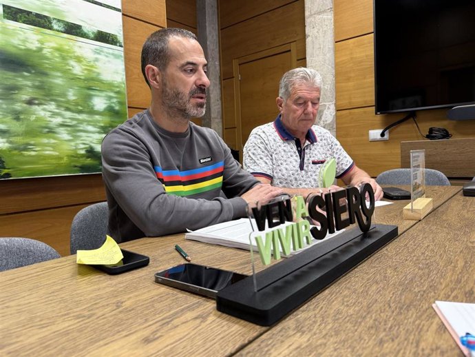 El alcalde de Siero, Ángel García, en rueda de prensa junto al concejal de Hacienda, Raimundo Díaz.