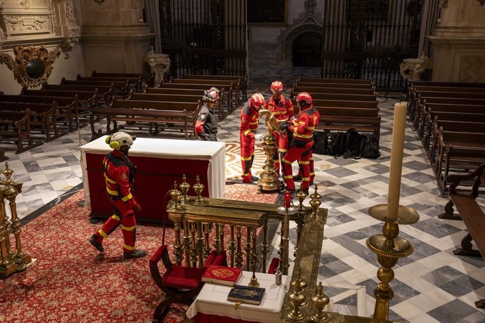Efectivos de la UME en el ejercicio de un simulacro en el interior de la Catedral de Sevilla, en foto de archivo.