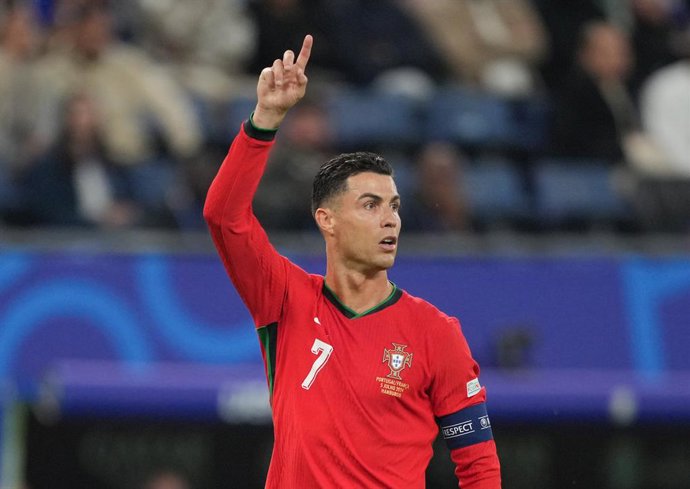 Archivo - FILED - 05 de julho de 2024, Hamburgo: Cristiano Ronaldo, de Portugal, gesticula durante a partida de futebol do Campeonato Europeu da UEFA entre Portugal e França. Ronaldo liderou as homenagens ao ex-técnico de recrutamento do Sporting de Lisbo