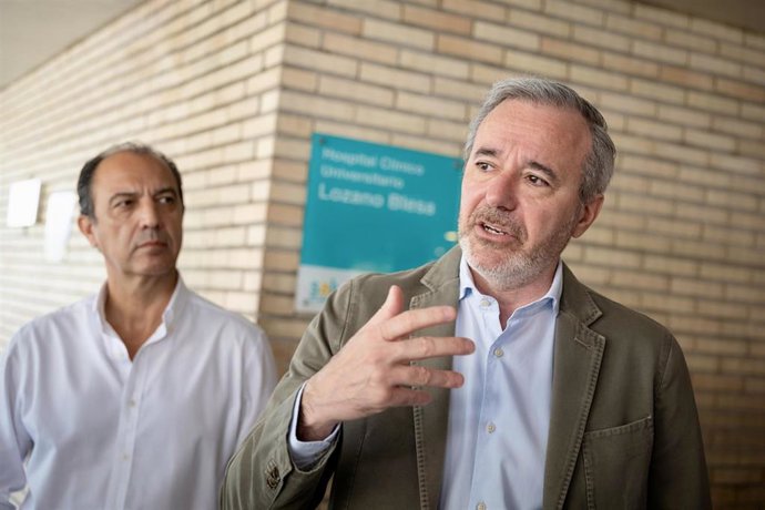 El presidente del Gobierno de Aragón, Jorge Azcón, junto al consejero de Sanidad, José Luis Bancalero, en el Hospital Clínico, donde ambos han visitado a los heridos en el incendio de este viernes en la residencia Domus Vi Zalfonada.