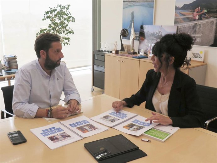El director del Instituto de Turismo de la Región de Murcia (Itrem), Juan Francisco Martínez, y la presidenta de la Alianza por el Turismo, Carmen Ayala