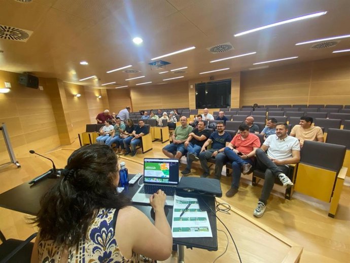 Un momento de la reunión en la que se planteó lla búsqueda de apoyos para reabrir la central hidroeléctrica de Los Toranes, situada en Albentosa, mediante la constitución de una comunidad energética comarcal.