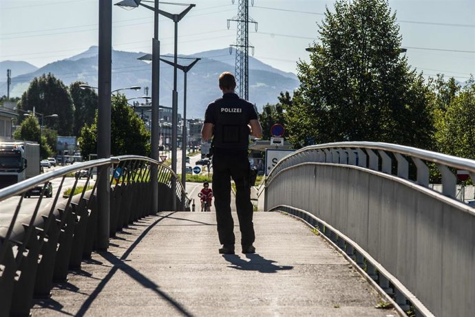 Archivo - Imagen de archivo de un policía en la frontera con Alemania 