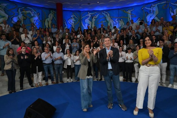 La presidenta de Cantabria, María José Sáenz de Buruaga, el presidente del Partido Popular, Alberto Núñez Feijóo, y la alcaldesa de Santander, Gema Igual