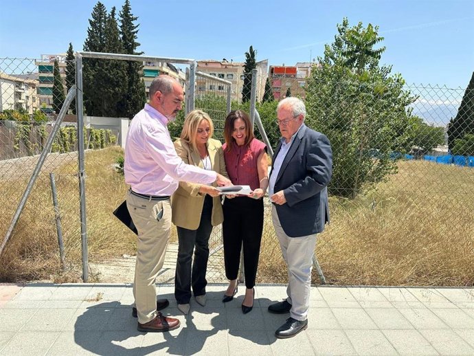 Visita de la consejera de Fomento, junto a la alcaldesa de Granada, a los terrenos del Parque de Automovilismo, donde se levantarán 69 viviendas protegidas.
