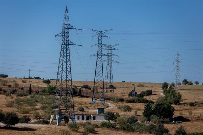Archivo - Torre de alta tensión, a 8 de septiembre de 2024, en Madrid (España)