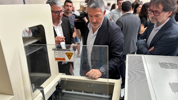 El conseller de Empresa y Trabajo, Miquel Sàmber, visitando las instalaciones de Producciones LED Batea (Tarragona)