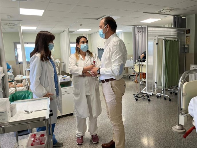 El consejero de Sanidad, José Luis Bancalero, durante su visita este sábado al Hospital Royo Villanova,donde se ha interesado por el estado de los heridos en el incendio de una residencia de ancianos ocurrido este viernes en Zaragoza.