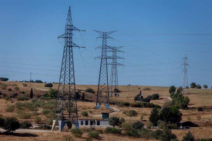 Archivo - Torre de alta tensión, a 8 de septiembre de 2024, en Madrid (España). El precio medio de la electricidad en el mercado mayorista ha caido este domingo, 8 de septiembre, un 14,2% con respecto al sábado, hasta situarse en los 67,76 euros por megav