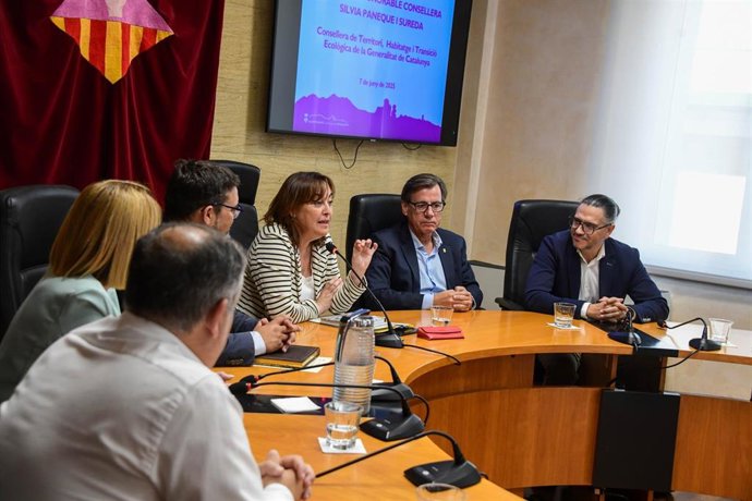 La consellera de Territorio, Vivienda y Transición Ecológica de la Generalitat, Sílvia Paneque, anunciando los dos proyectos constructivos.