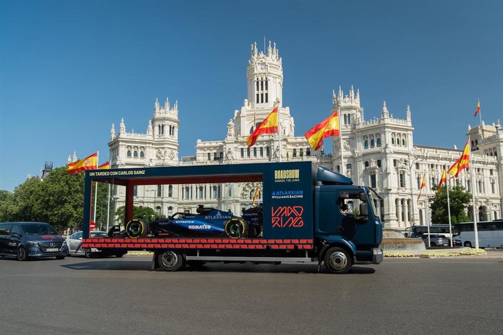 El vehículo Williams FW45 ha protagonizado una "imagen inédita" al recorrer en un camion acristalado, los lugares emblemáticos de la ciudad como Cibeles.