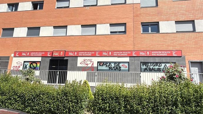 La sede de PSOE Rivas-Vaciamadrid con pintadas en su fachada.