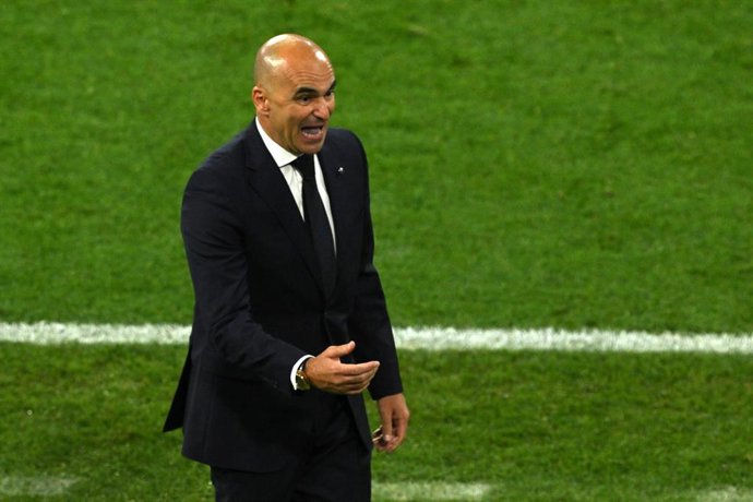 04 de junho de 2025, Baviera, Munique: O técnico de Portugal, Roberto Martinez, gesticula na linha lateral durante a partida de futebol da semifinal da Liga das Nações da UEFA entre Alemanha e Portugal na Allianz Arena. Foto: Peter Kneffel/dpa
