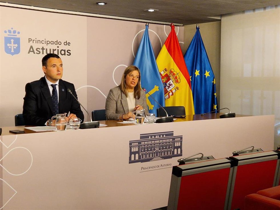 Archivo - El consejero portavoz del Principado, Guillermo Peláez, y la vicepresidenta Gimena Llamedo en rueda de prensa.