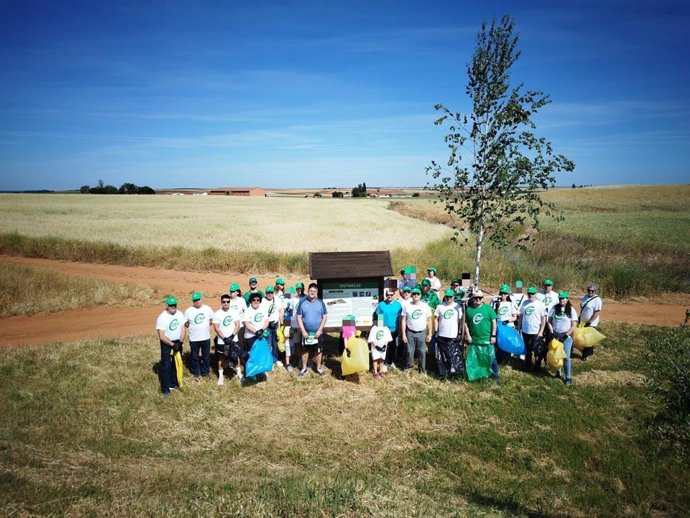 Voluntarios  limpian de basura el entorno de Las Antanicas en Doñinos