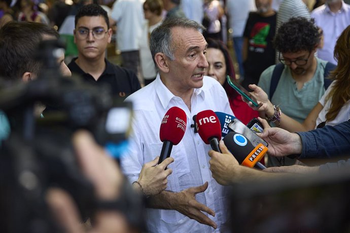 El diputado de Sumar Enrique Santiago ofrece declaraciones a los medios durante una manifestación contra el rearme y la militarización desde Atocha a Sol, a 7 de junio de 2025, en Madrid (España). Sumar, Podemos e IU participan en Madrid en una manifestac