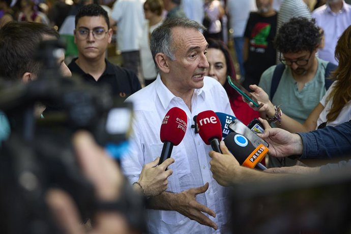 O deputado do Sumar, Enrique Santiago, dá declarações à mídia durante uma manifestação contra o rearmamento e a militarização de Atocha a Sol, em 7 de junho de 2025, em Madri (Espanha). Sumar, Podemos e IU participam de uma manifestação em Madri, Espanha.