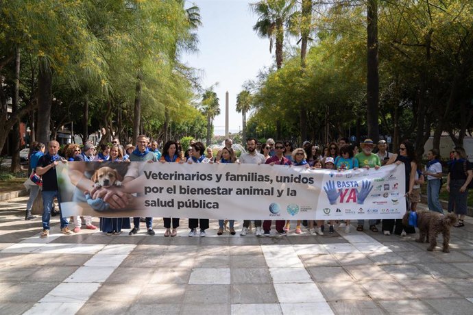 Representantes de la Diputación y del Ayuntamiento, en la manifestación del Colegio de Veterinarios.