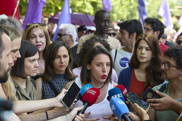 La eurodiputada de Podemos, Irene Montero, ofrece declaraciones a los medios durante una manifestación contra el rearme y la militarización desde Atocha a Sol, a 7 de junio de 2025, en Madrid (España). Sumar, Podemos e IU participan en Madrid en una manif