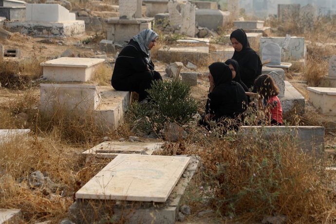 GAZA, June 6, 2025 -- Palestinos choram por seus parentes mortos pelo exército israelense em um cemitério na Cidade de Gaza durante o Eid al-Adha, em 6 de junho de 2025.