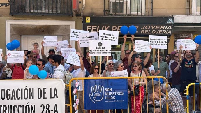 Manifestación convocada por la asociación de familias de gestación subrogada Son Nuestros Hijos ante el Ministerio de Justicia para pedir que se pueda inscribir a menores en los consulados, a 7 de junio de 2025.