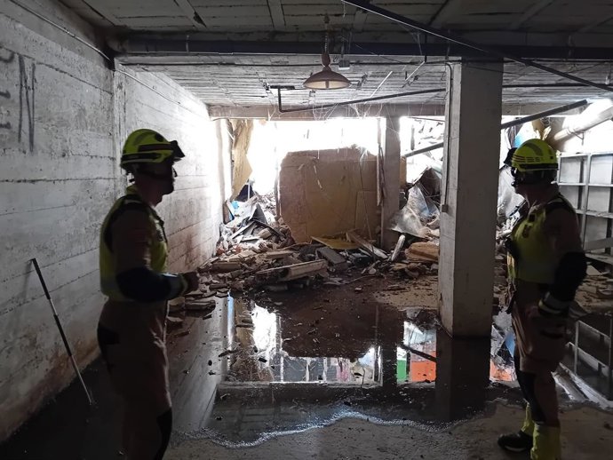 Bombeiros no andar do edifício desocupado na Calle Zumalacárregui depois que um terraço interno se soltou e caiu sobre as instalações, em um evento em que não houve feridos.