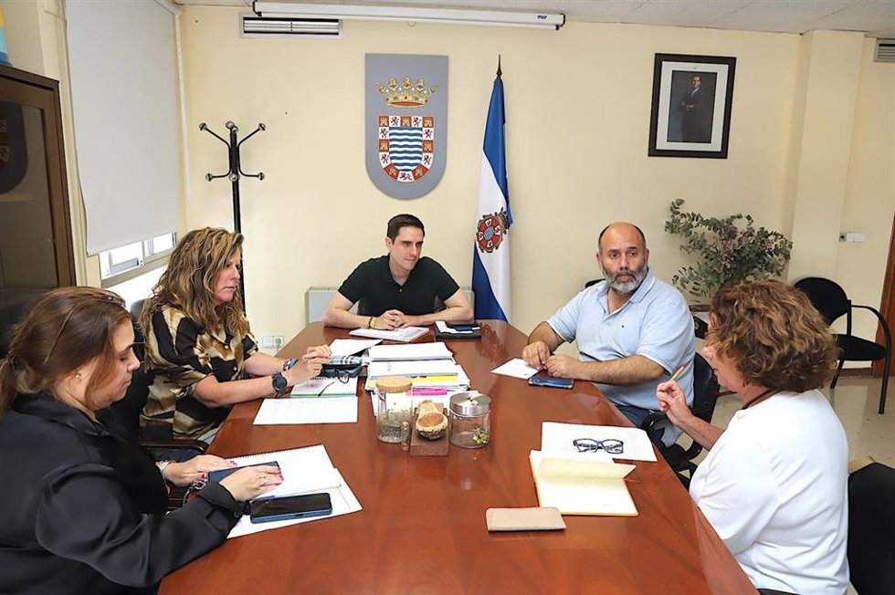 Reunión entre el Ayuntamiento y representantes de la protectora de animales 'No me abandones'.