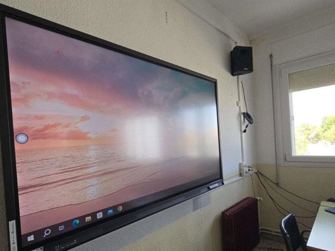 Monitor interactivo y equipo informático de sobremesa que componen las aulas digitales.