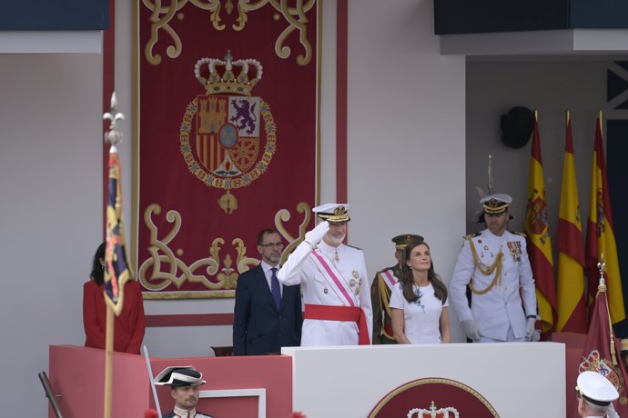 Miles de ciudadanos salen a las calles de Santa Cruz para celebrar junto a los Reyes el Día de las Fuerzas Armadas 