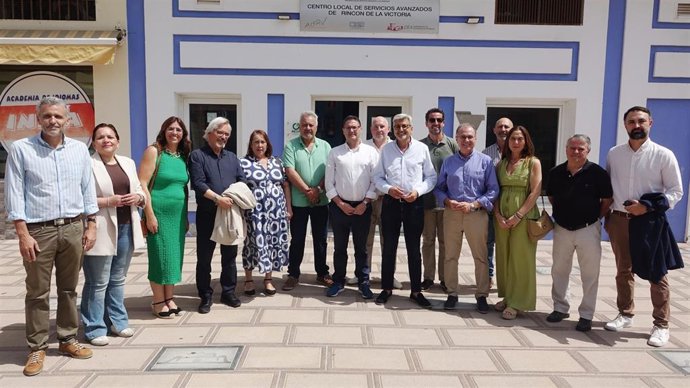 El secretario general del PSOE de Málaga, Josele Aguilar, acompañado del secretario general socialista en Rincón de la Victoria, Antonio Sánchez,se reúne con la Asociación de Comerciantes y Empresarios de Rincón (ACERV)