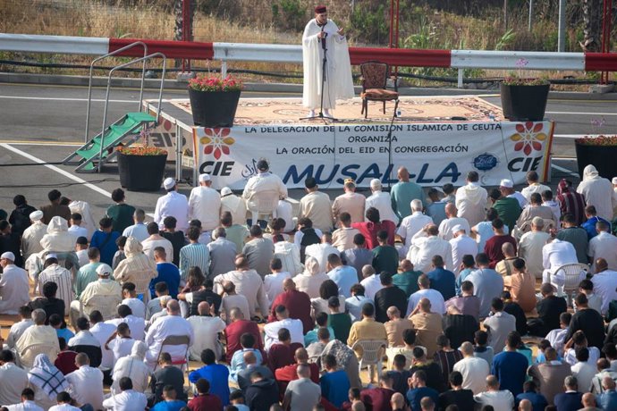 El imán en el rezo colectivo durante el Eid al-Adha, la Pascua del Cordero, a 7 de junio de 2025, en Ceuta (España). 