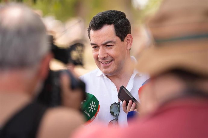 El presidente de la Junta de Andalucía, Juanma Moreno, en una atención a medios en la romería de El Rocío (Huelva).
