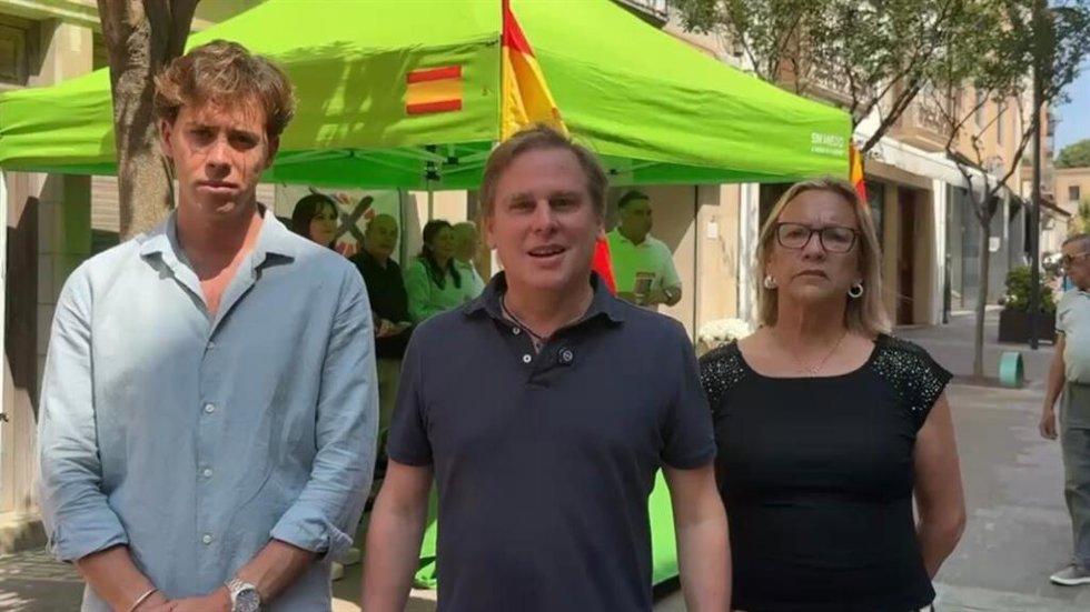 El portavoz del grupo parlamentario de Vox en el Parlament de Catalunya, Joan Garriga; el diputado del partido por Girona, Alberto Tarradas, y la concejal de Palafrugell (Girona) Adela García