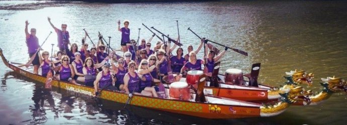 Los Celtas Cortos y las Vallkirias reman en el Pisuerga de Valladolid para visibilizar el cáncer de mama