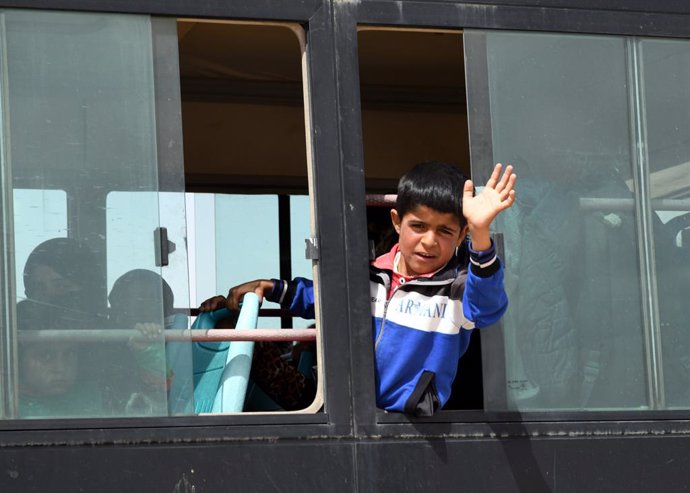 Archivo - HOMS (SYRIA), May 15, 2019  Displaced Syrians arrive at the Jlaighem crossing in the eastern countryside of Homs Province in central Syria, on May 15, 2019. A new batch of civilians left the battered Rukban camp in southern Syria and reached gov