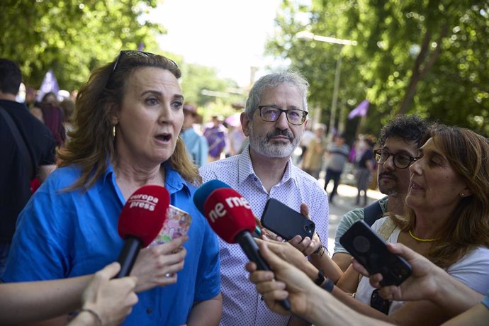 La eurodiputada de Sumar, Estrella Galán, ofrece declaraciones a los medios durante una manifestación contra el rearme y la militarización desde Atocha a Sol, a 7 de junio de 2025, en Madrid (España). Sumar, Podemos e IU participan en Madrid en una manife
