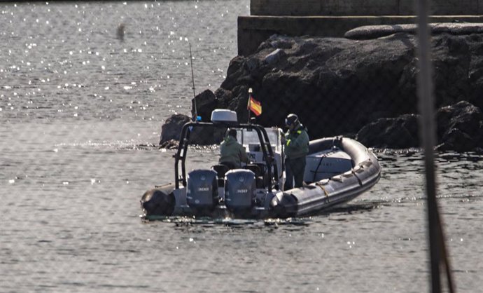 Archivo - Imagen de archivo una zodiac de la Guardia Civil durante un rescate en Ceuta.