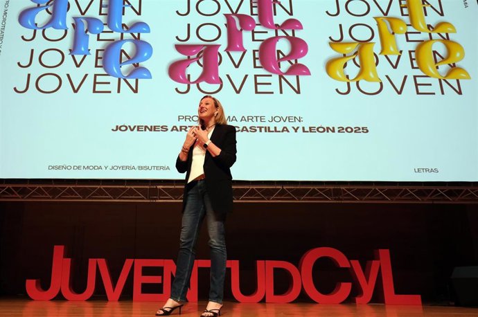 La vicepresidenta y consejera de Familia e Igualdad de Oportunidades, Isabel Blanco, clausura la gala del certamen de 'Arte Joven' con un 20 % más de participación