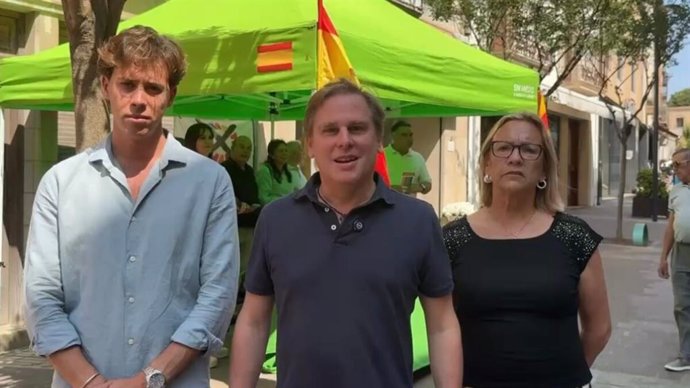 El portaveu del grup parlamentari de Vox al Parlament de Catalunya, Joan Garriga; el diputat del partit per Girona, Alberto Tarradas, i la regidora de Palafrugell (Girona) Adela García