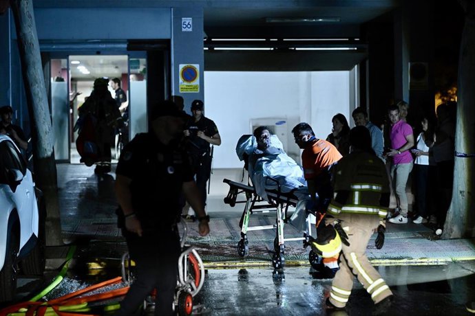 Varios servicios de emergencias trabajan en el exterior de la residencia, en la calle Salvador Allende de Zaragoza, a 6 de junio de 2025, en Zalfonada, Zaragoza, Aragón (España). 