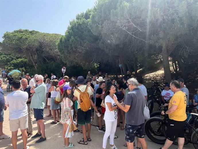 Imagen de la concentración convocada por el Ayuntamiento de Barbate.