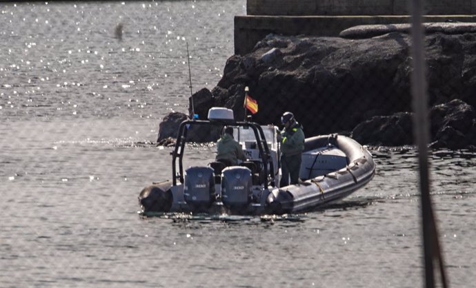 Archivo - Imagen de una zodiac de la Guardia Civil durante un rescate en Ceuta